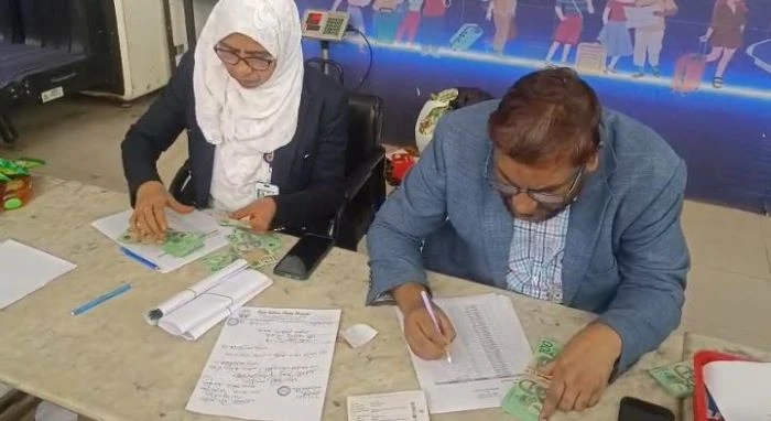 বেনাপোল কাস্টমসে বিপুল পরিমানে বৈদেশিক মুদ্রাসহ পাসপোর্টধারী আটক